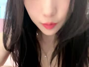 Belleza china se masturba en la cama