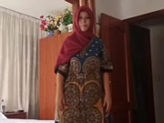 Puta árabe con hiyab rojo