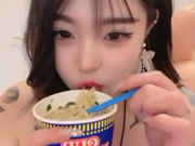 La mejor chica tatuada asiática baila y come fideos