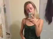 Rubia pequeña adolescente jugar con el coño